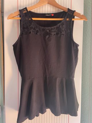 Top peplum con encaje
