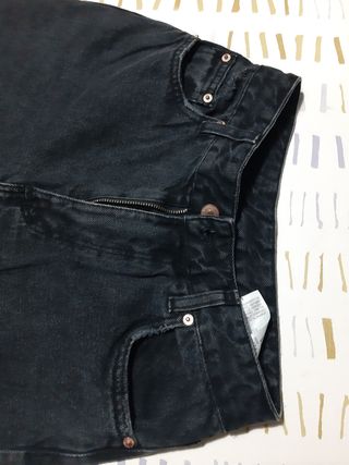 Jeans neri vita alta con strappi ginocch