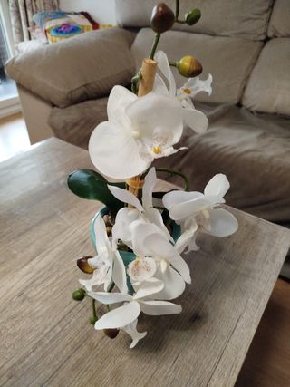 Tiesto de orquídea artificial muy bonito