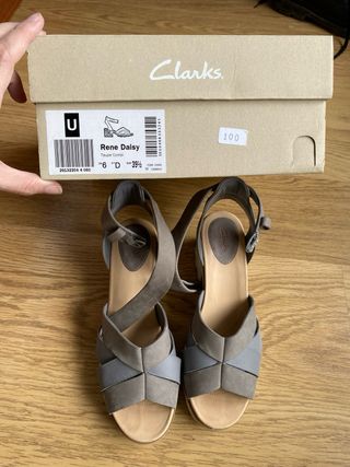 Sandalia gris tacon ancho Clacks