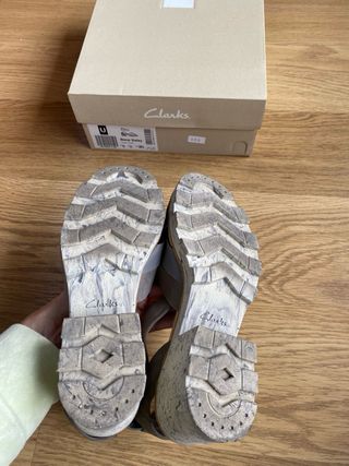 Sandalia gris tacon ancho Clacks