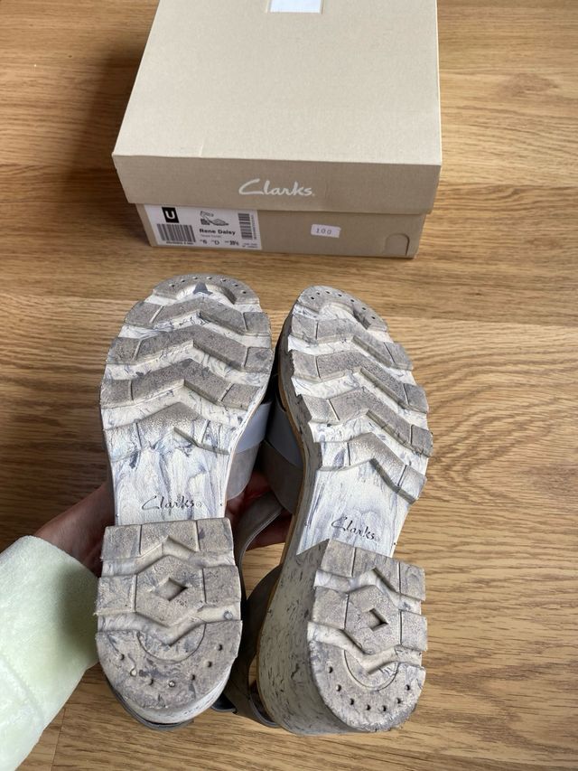 Sandalia gris tacon ancho Clacks