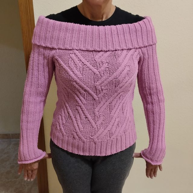 Maglione in lana con scollo a barchetta.