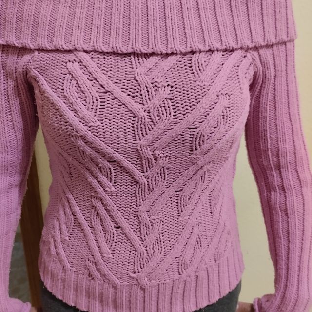 Maglione in lana con scollo a barchetta.