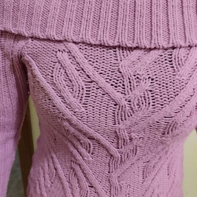 Maglione in lana con scollo a barchetta.