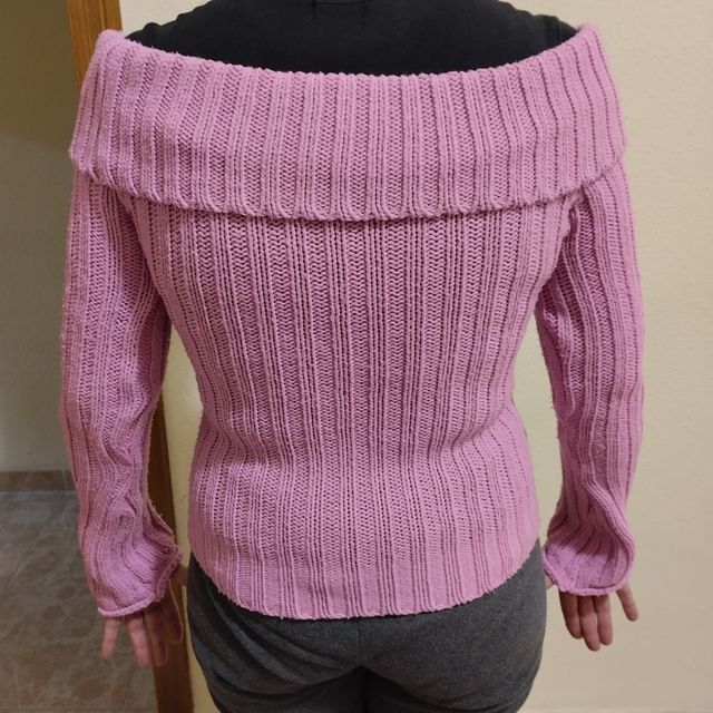 Maglione in lana con scollo a barchetta.