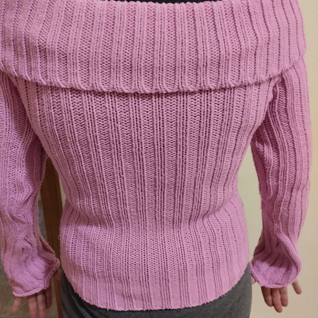 Maglione in lana con scollo a barchetta.