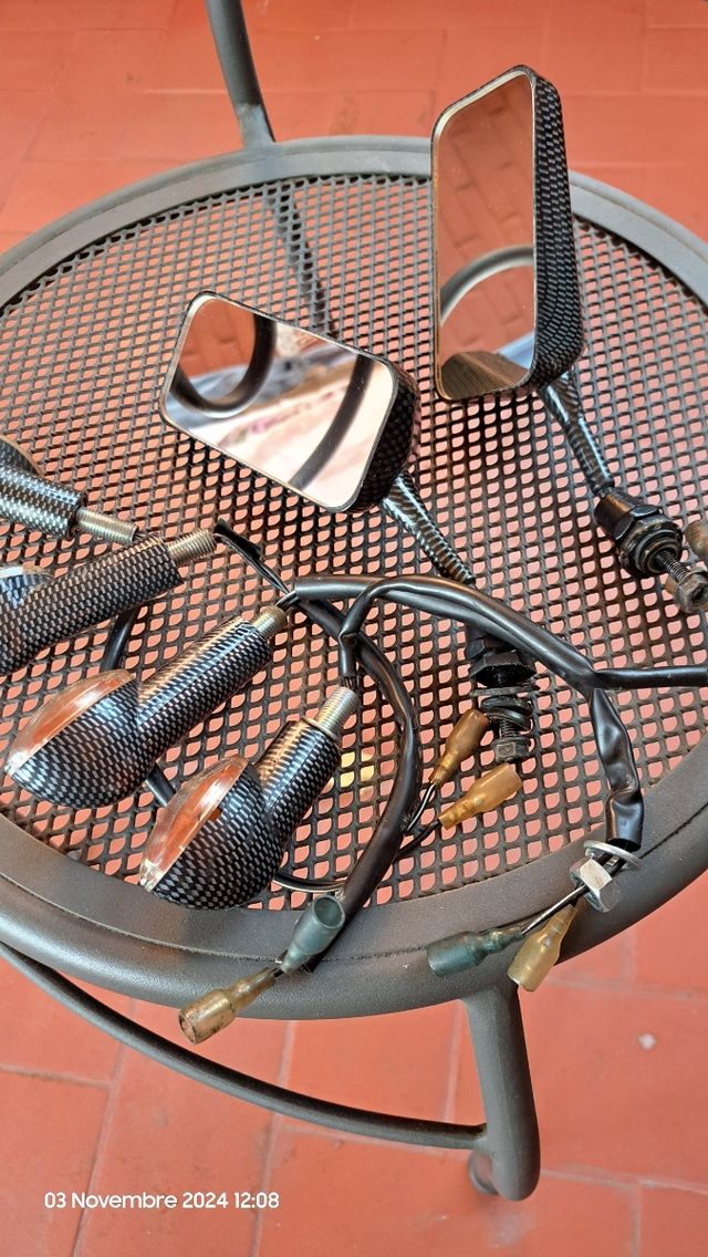 Specchietti e frecce per moto