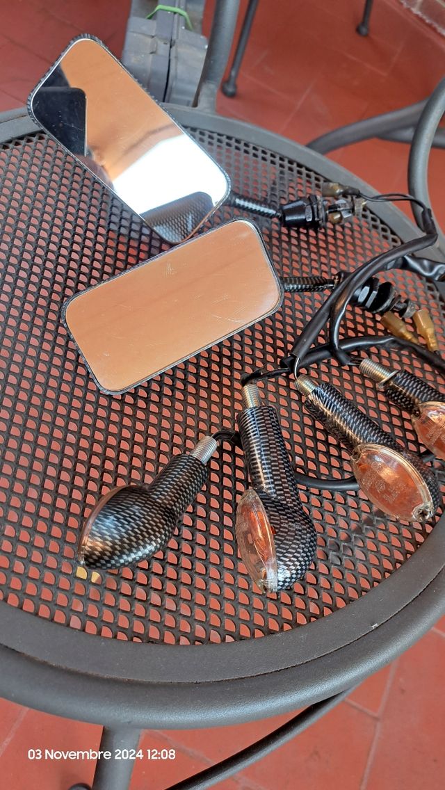 Specchietti e frecce per moto
