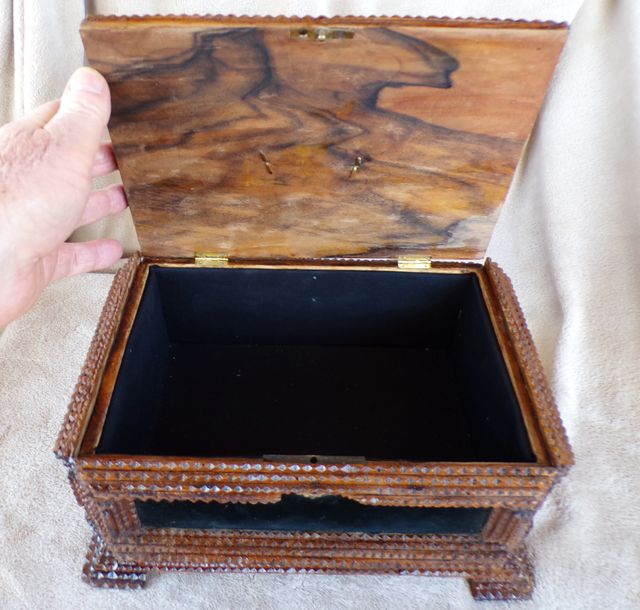 Caixa madeira antiga Tramp art