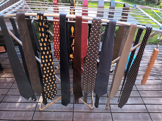 15 Corbatas y perchero de corbatas