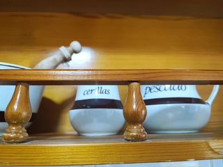 Estantería madera con tarros
