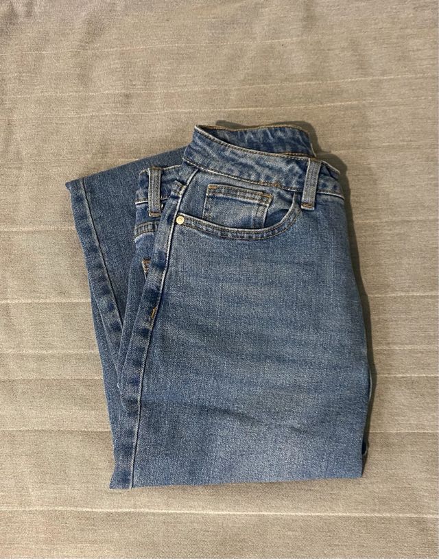 Pantalon slim vaquero con bajo roto