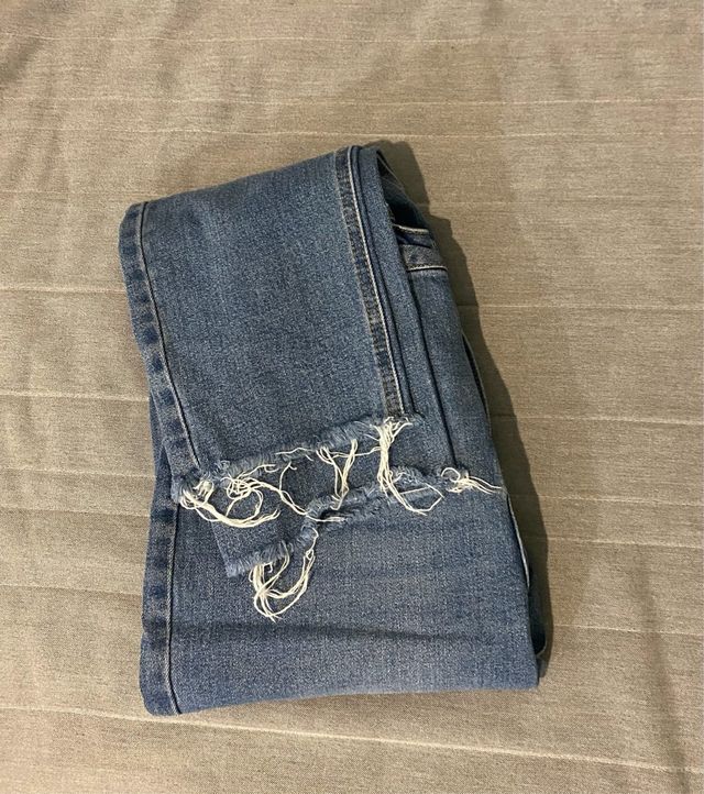 Pantalon slim vaquero con bajo roto