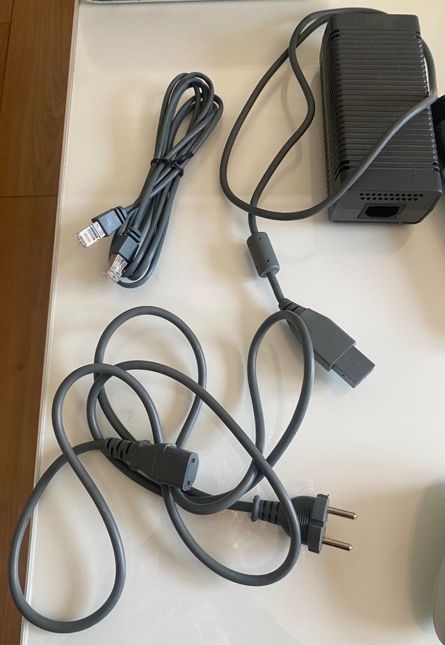 Xbox 360 con mando y microfonos