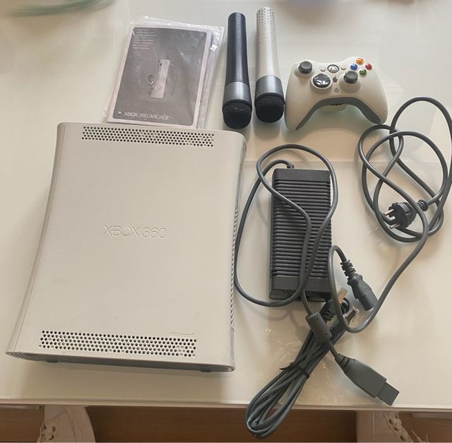 Xbox 360 con mando y microfonos