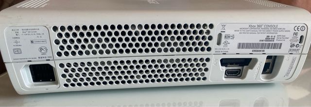 Xbox 360 con mando y microfonos