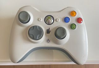 Xbox 360 con mando y microfonos