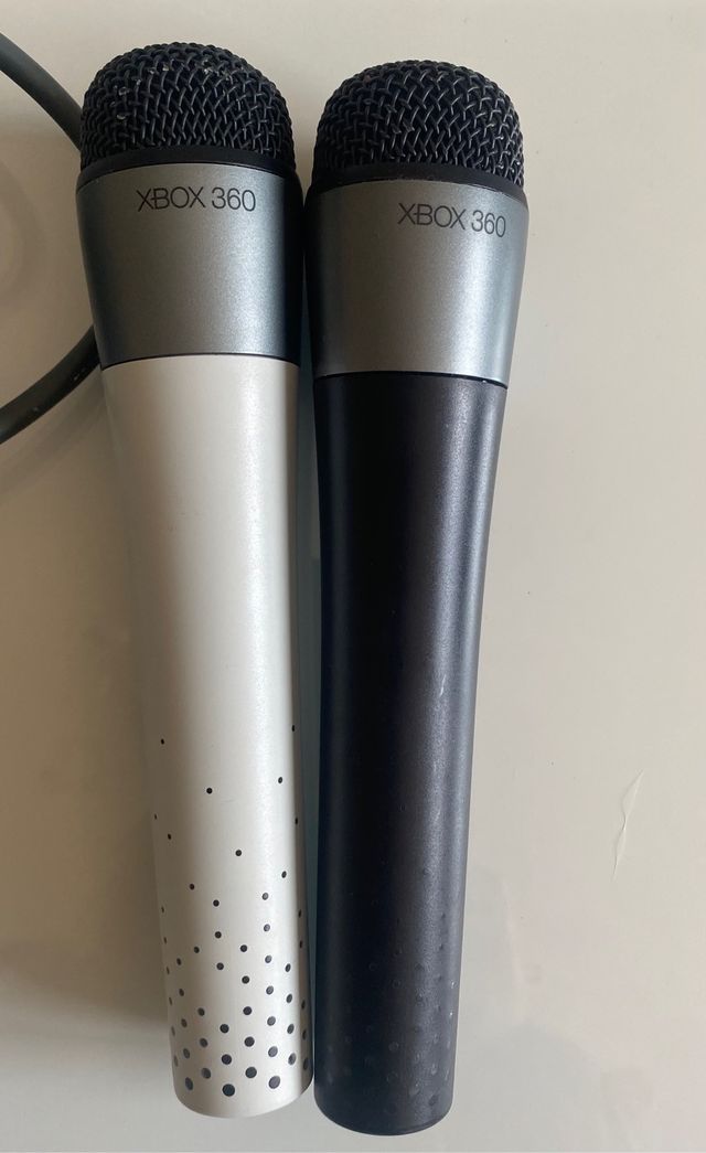 Xbox 360 con mando y microfonos