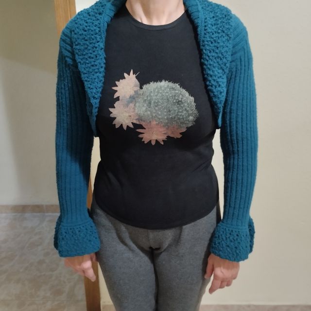 Giacca corta in lana blu.