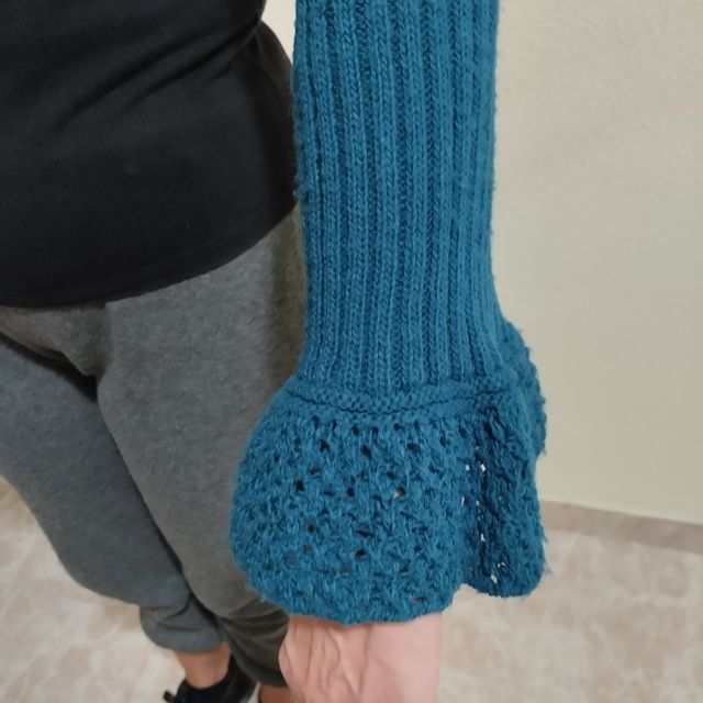 Giacca corta in lana blu.