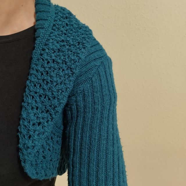 Giacca corta in lana blu.