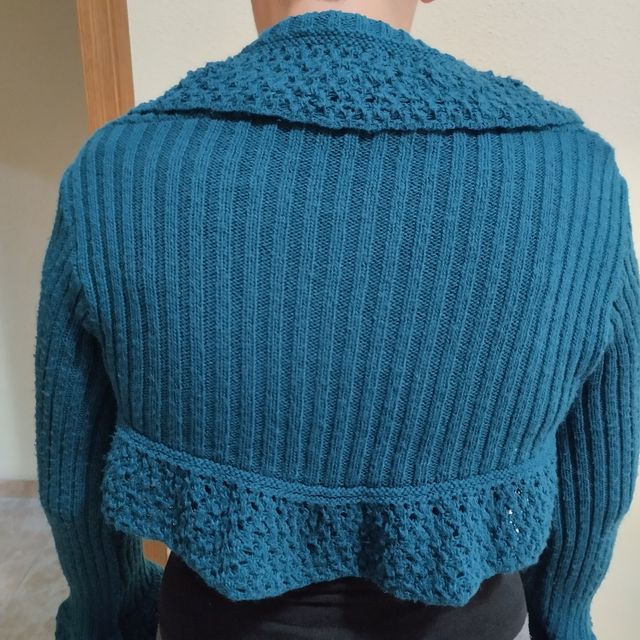 Giacca corta in lana blu.