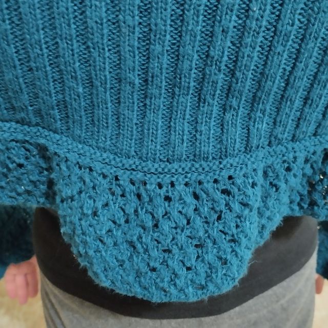 Giacca corta in lana blu.