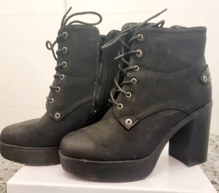 Botín negro cordones y plataforma. Tacón cómodo 