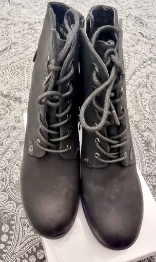 Botín negro cordones y plataforma. Tacón cómodo 