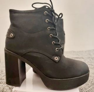 Botín negro cordones y plataforma. Tacón cómodo 