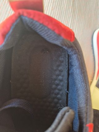 Sapatilhas azul e vermelho