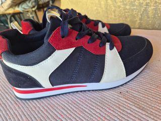 Sapatilhas azul e vermelho