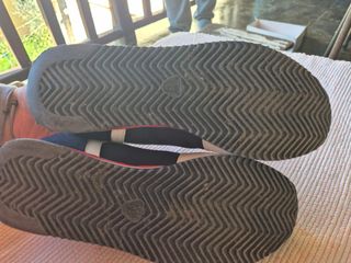 Sapatilhas azul e vermelho