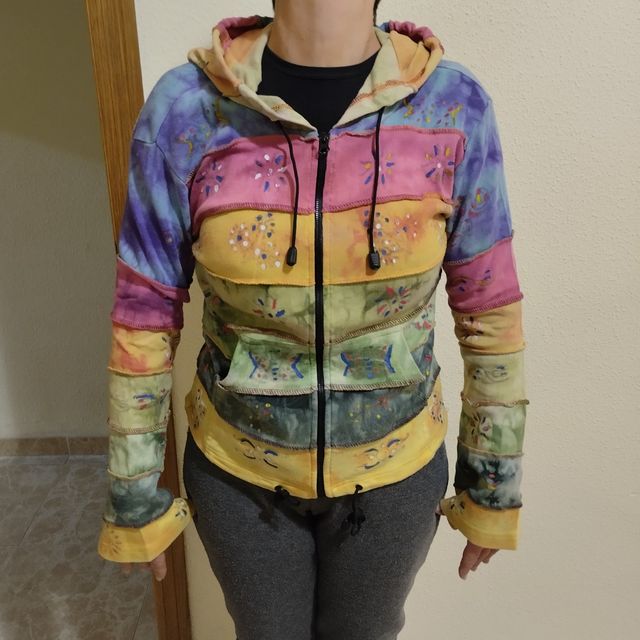 Giacca con cappuccio in diversi colori.