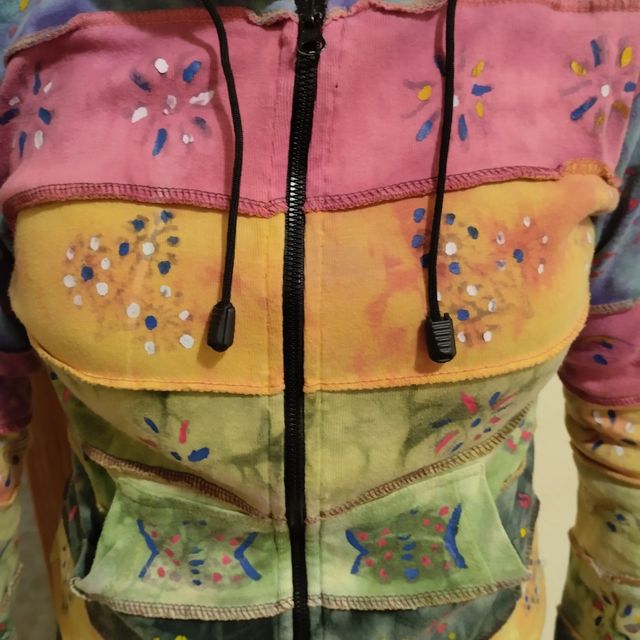 Giacca con cappuccio in diversi colori.