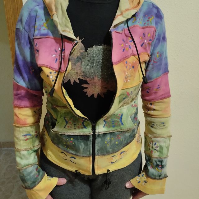 Giacca con cappuccio in diversi colori.