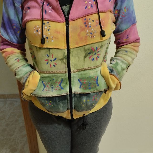 Giacca con cappuccio in diversi colori.