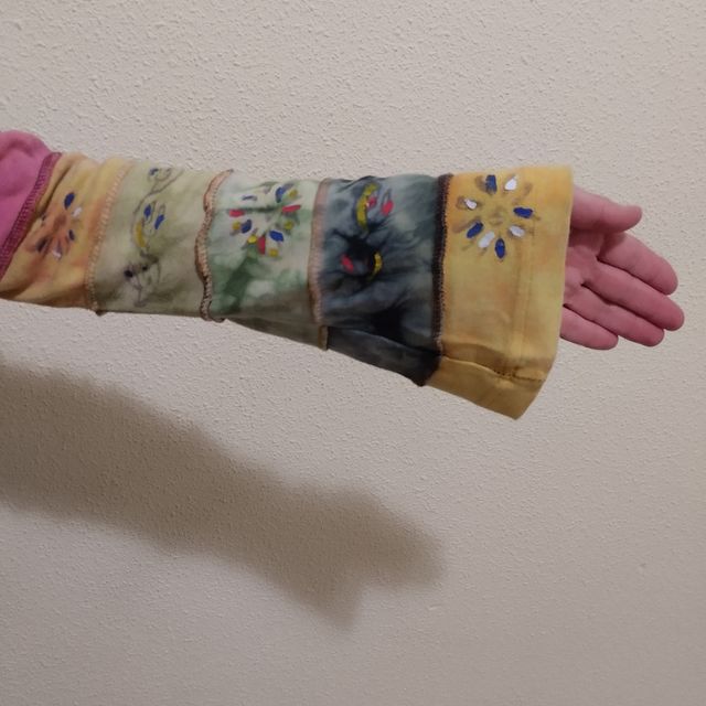 Giacca con cappuccio in diversi colori.