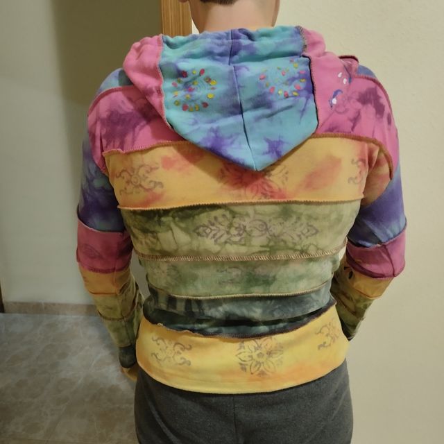 Giacca con cappuccio in diversi colori.