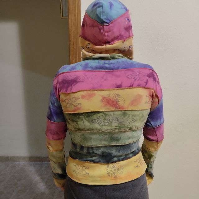 Giacca con cappuccio in diversi colori.