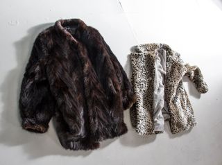 DOS ABRIGOS DE PIEL PARA MUJER