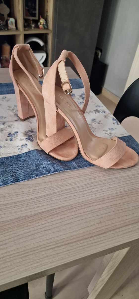 Scarpe con tacco alto