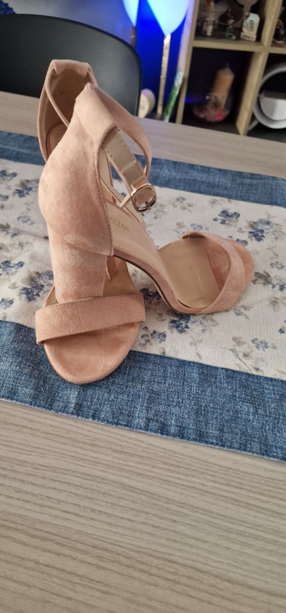 Scarpe con tacco alto