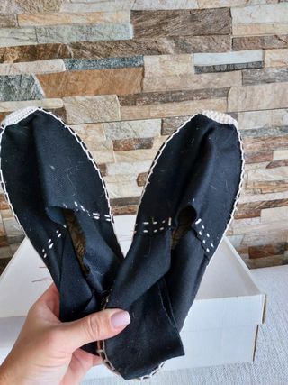 Zapatillas esparto negras.