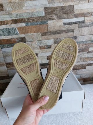 Zapatillas esparto negras.