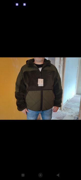 Abrigo Puma con capucha nuevo.