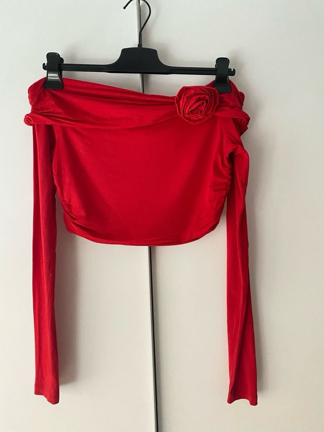 Le Prive red  TOP with a detachable rose