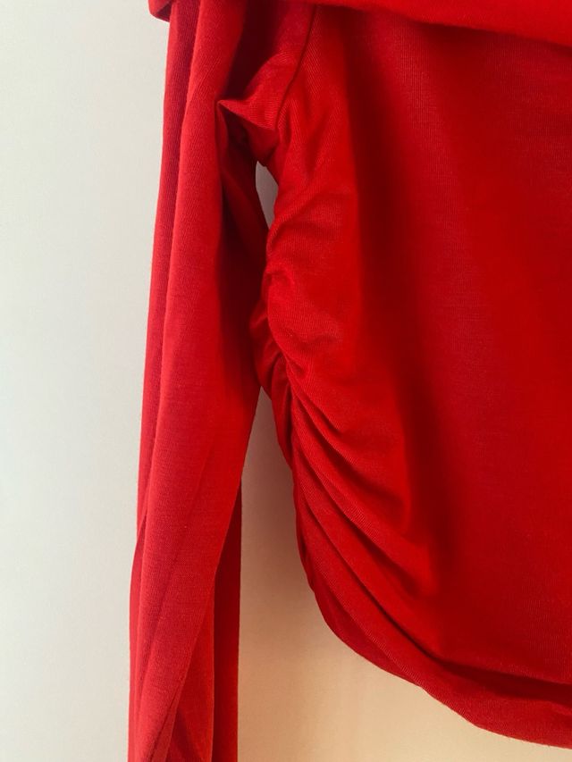 Le Prive red  TOP with a detachable rose