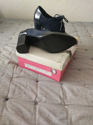 Zapato abotinado con cordones